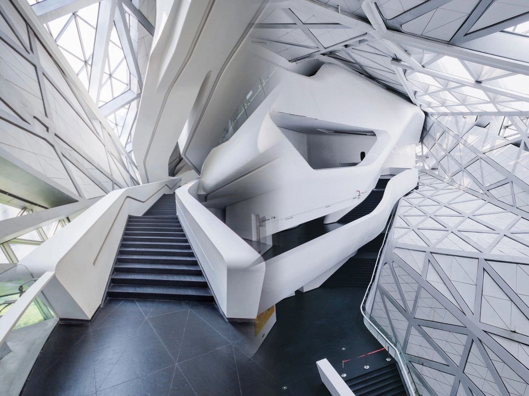 广州大剧院 | 扎哈看到都会生气吧 96作为广州的地标建筑,广州大