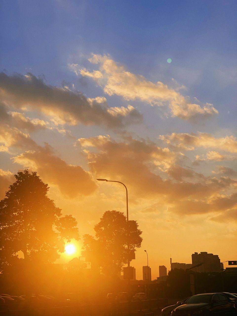 落日余晖 手机里全部都是关于夕阳的图片 夕阳的光像是可以带来好运一