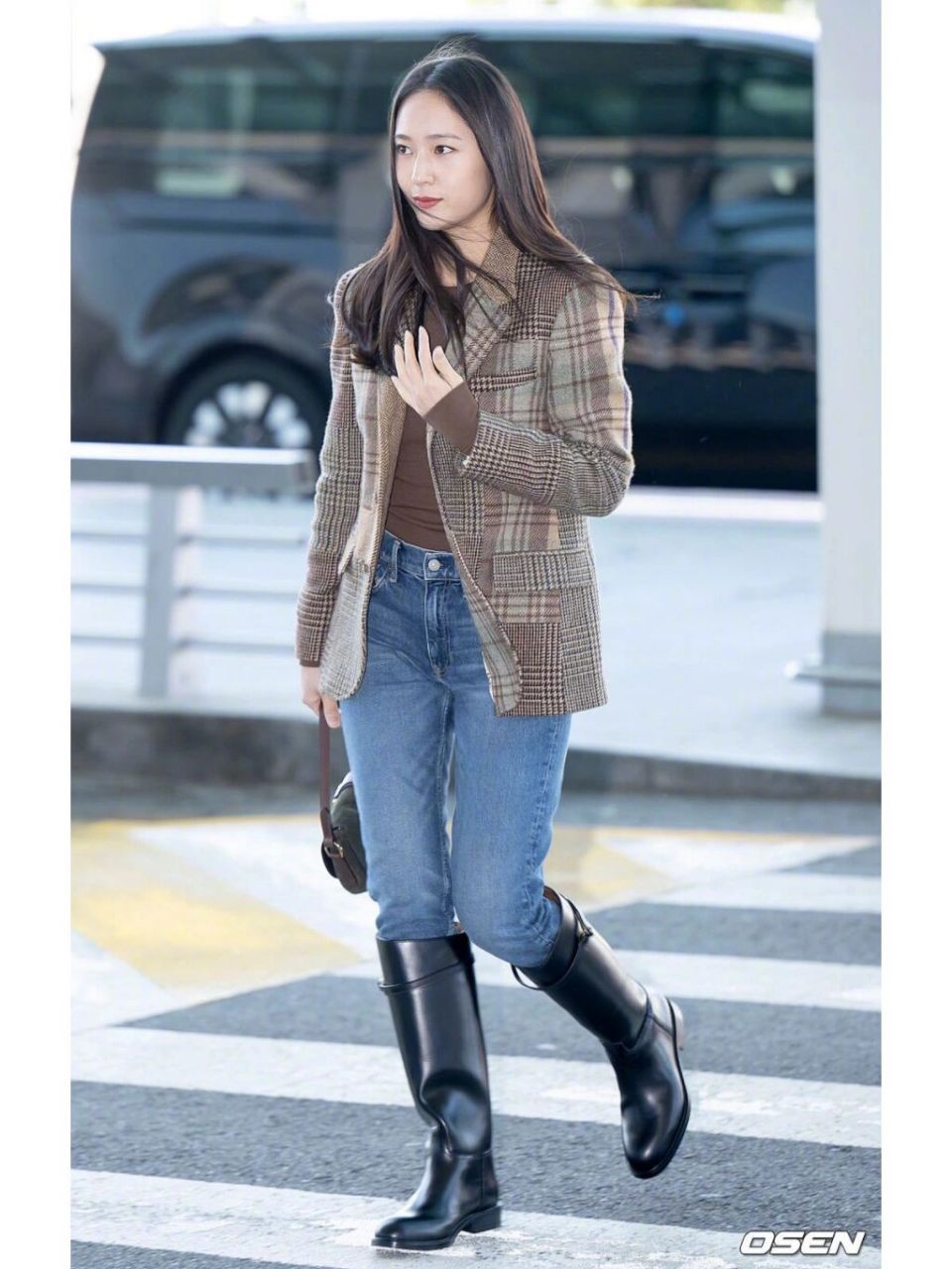 郑秀晶221011机场穿搭,格纹拼接西装搭配修身牛仔裤与骑士靴,依然是