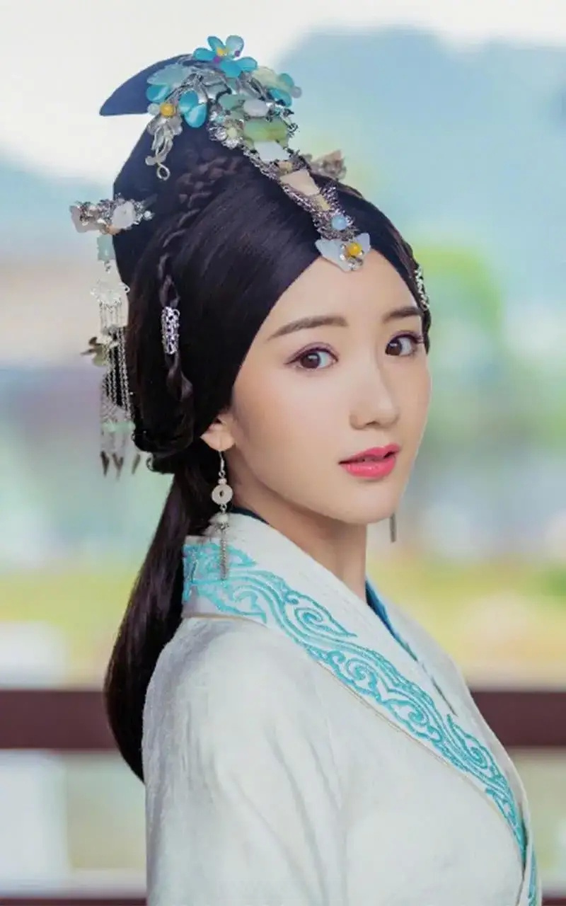 当时看《锦绣未央》的时候,就特别心疼李常茹,琴棋书画样样精通,长得