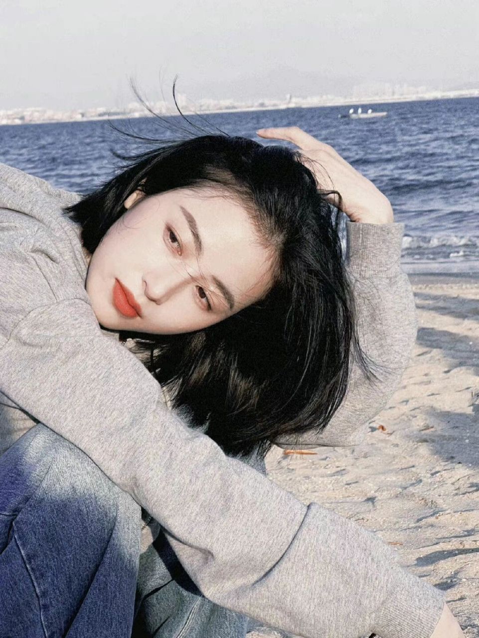 周雨彤 真的太美了 周姐这组照片真的太绝了 慵懒随性把握的刚刚好!