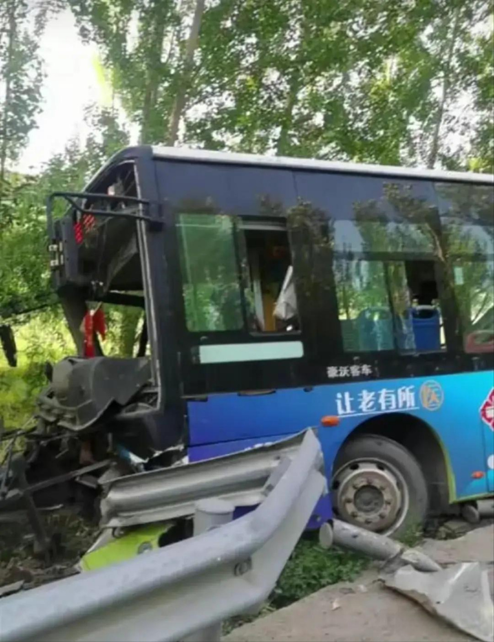 【山西公交车事故已致4死13伤】7月5日下午,山西省吕梁市岚县普明镇屯