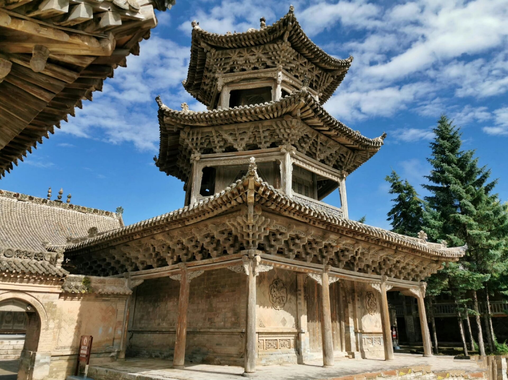中式清真寺建筑 中式传统木构的清真寺建筑非常精绝,比盲目模仿又粗制