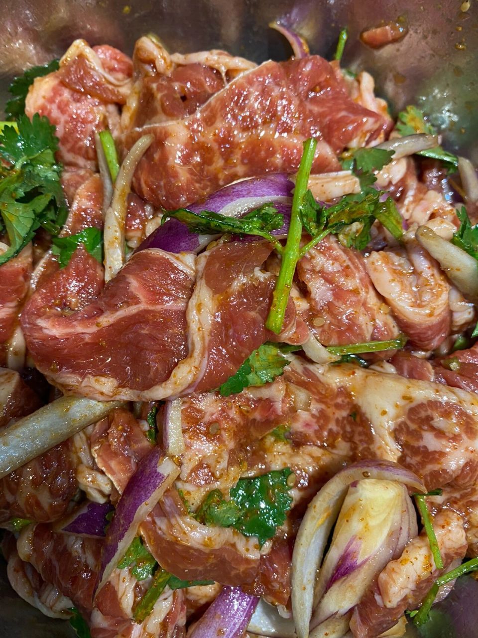 烤肉的腌制方法 將肉切成厚片,加王守义烧烤专用料 烧肉汁 生抽 蠔油