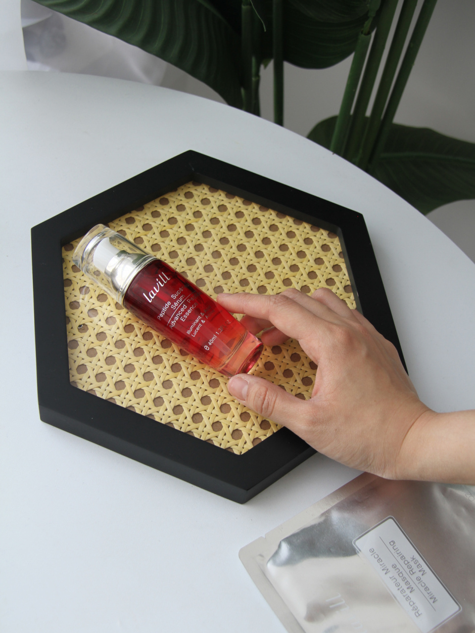 最近收到了兰薇欧@lavill活力肽肌透肌底精华,这 款也是肌底液,一般我