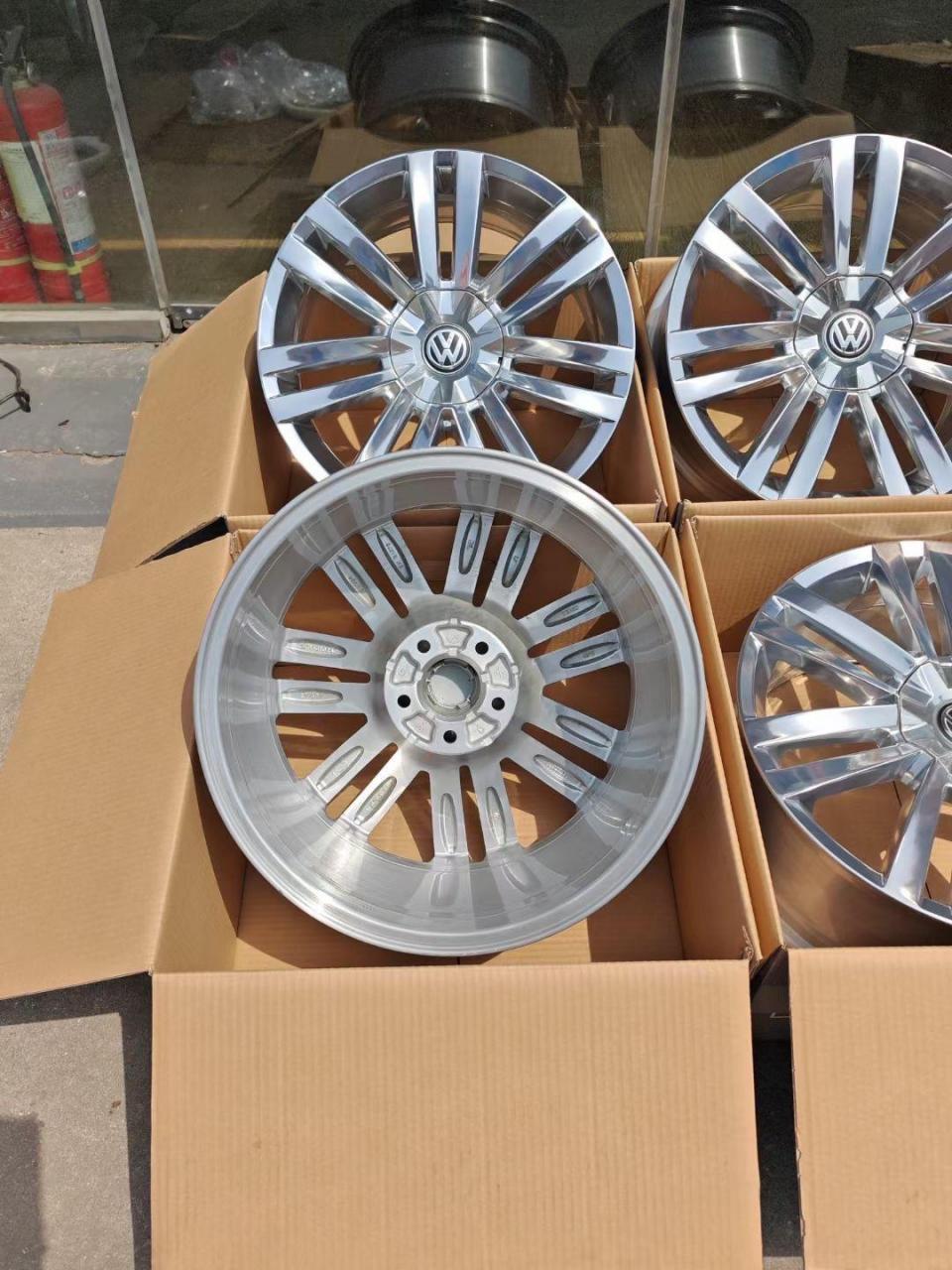 2019款大众辉昂480 v6 四驱豪华旗舰版原厂18寸轮毂到货,现货两套