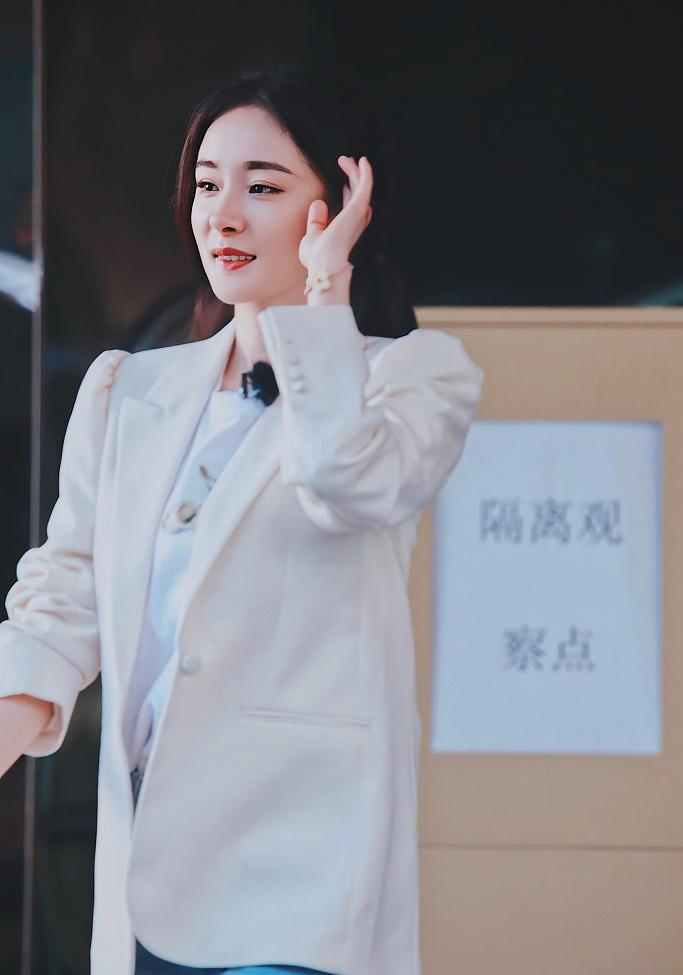 明星生图大赏# #娱乐最前沿# 4月12日,杨幂在广州参与节目录制.