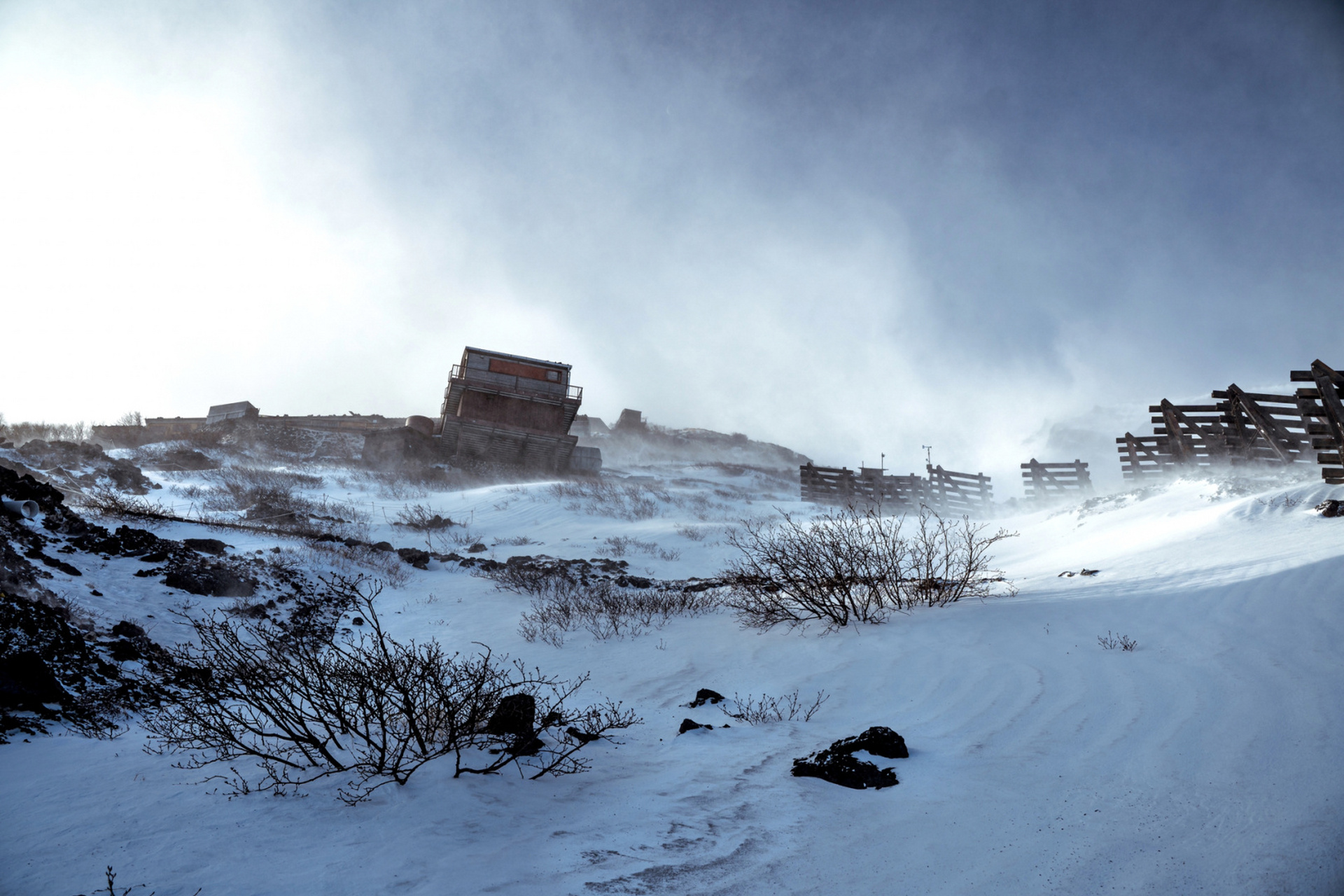 如果说夏季的富士山难度为0,那么冬天这便是生与死的结界.