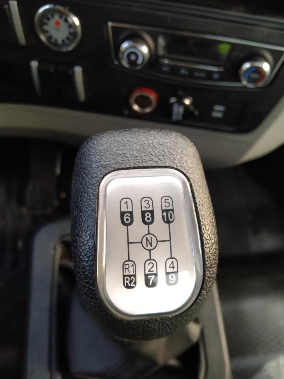 5排量170马力,豪沃十档变速箱,前桥:2.7t(鼓式);后桥7.