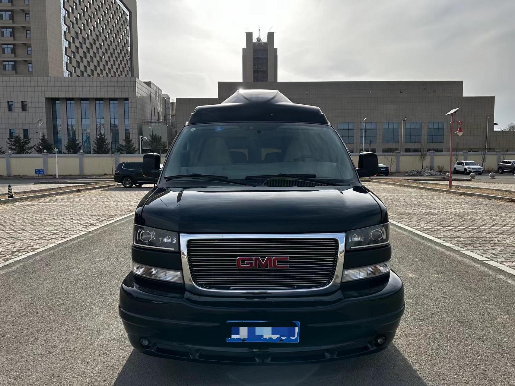 这台车是2014年上牌,gmc萨瓦纳savana商务房车,全时四驱,5.