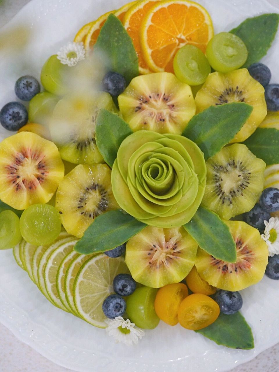 今日份|三色奇异果07牛油果05|水果拼盘 听说台风"梅花"来袭,窗外