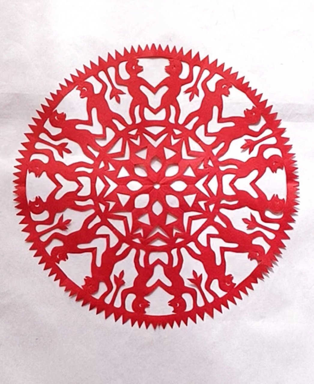 走进张秀兰剪纸纹样世界 对马对猴团花剪纸 《说文解字》:"团,圜也.