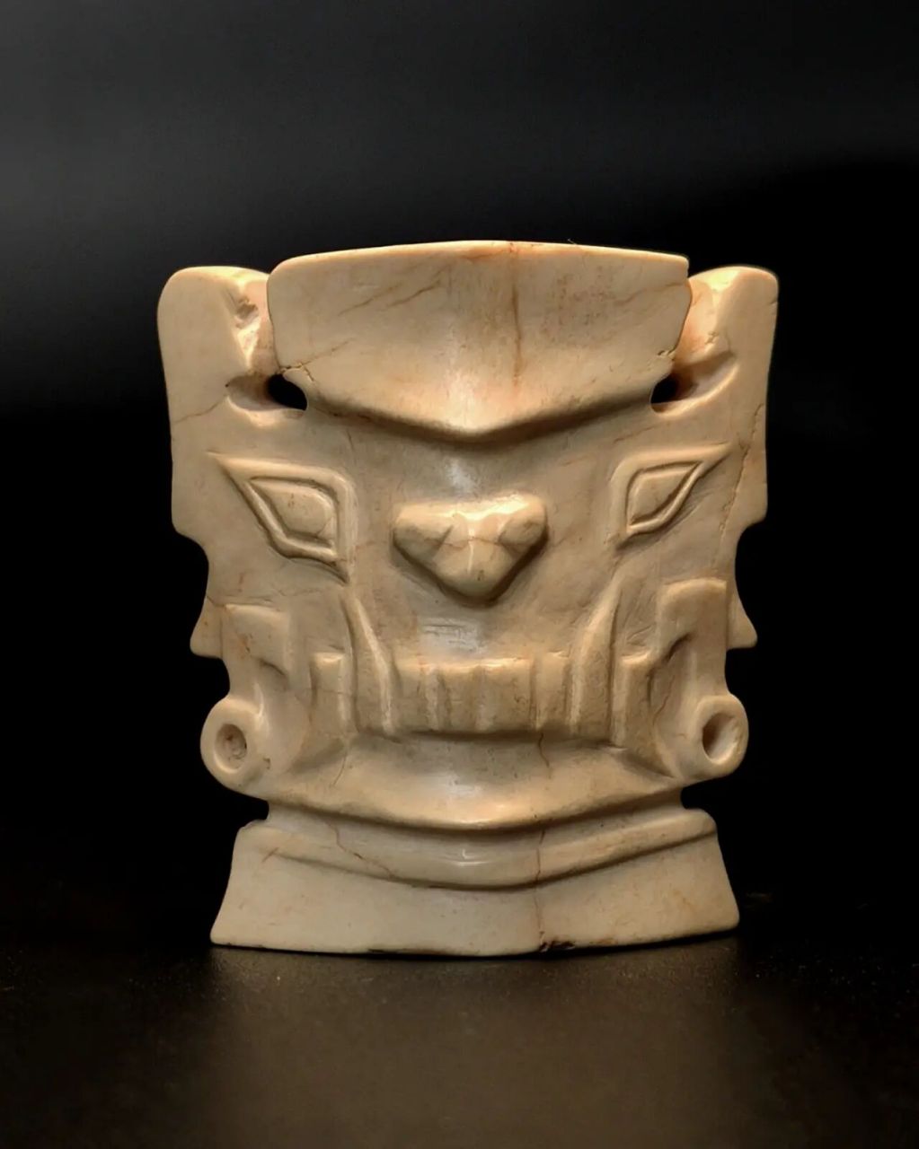 石家河文化玉神人面 石家河文化玉神人面 	 高4.46厘米,厚1.