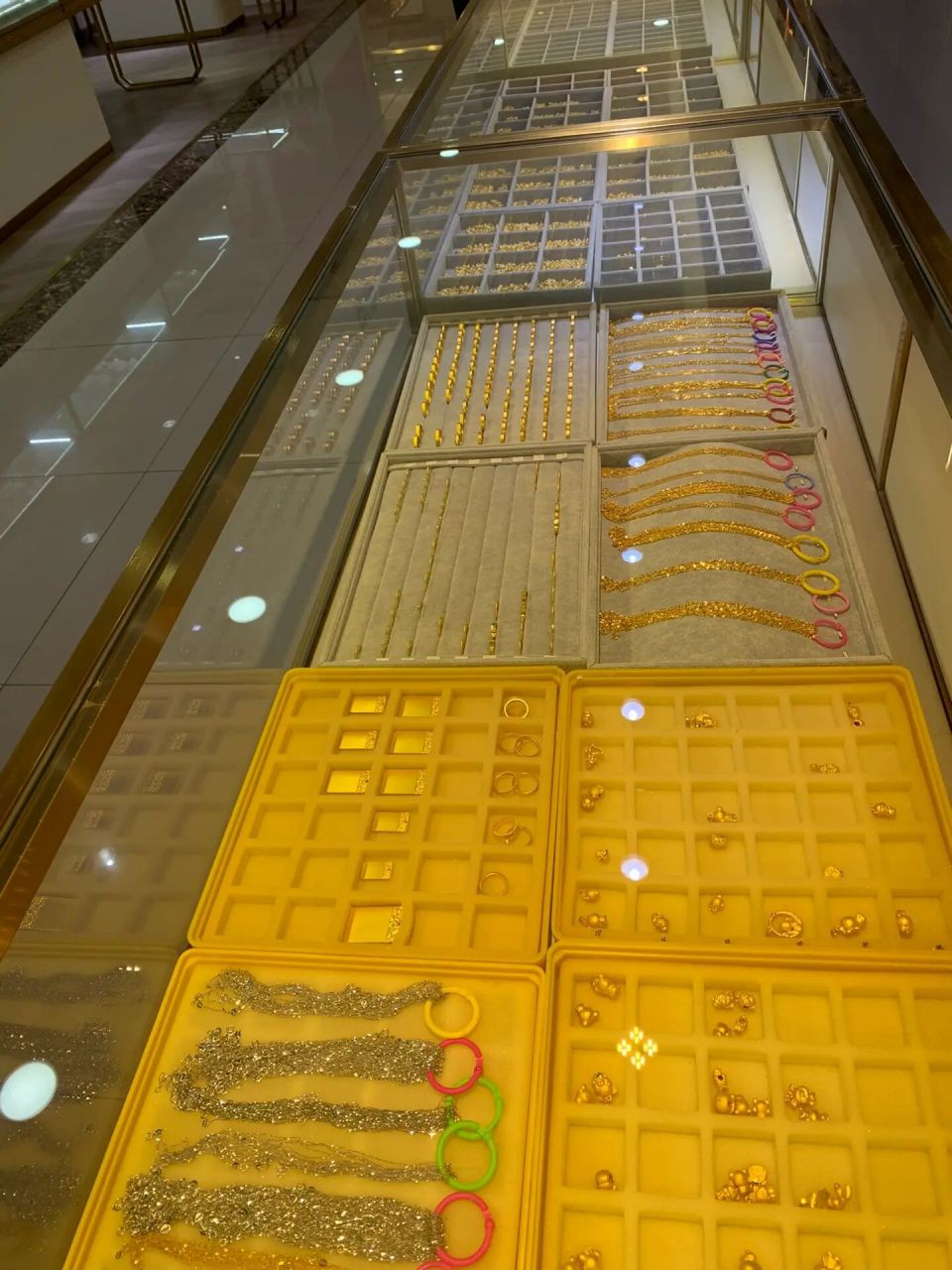 重庆的水贝黄金珠宝批发市场在这里哦 市面上所有在售的款式都有哦