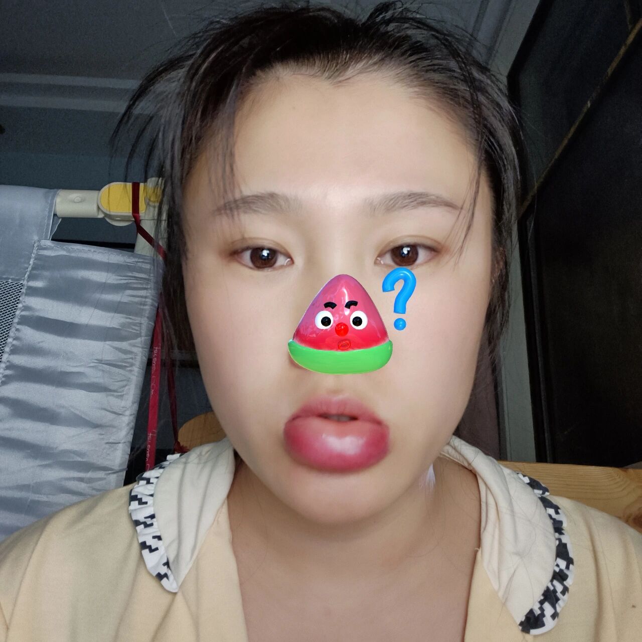 下嘴唇突然肿起来了怎么回事 哈哈笑死我了