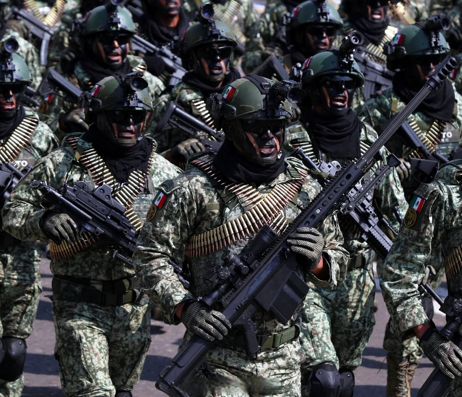 02#趣聊军事圈# 手持巴雷特反器材步枪阅兵的墨西哥特种部队士兵