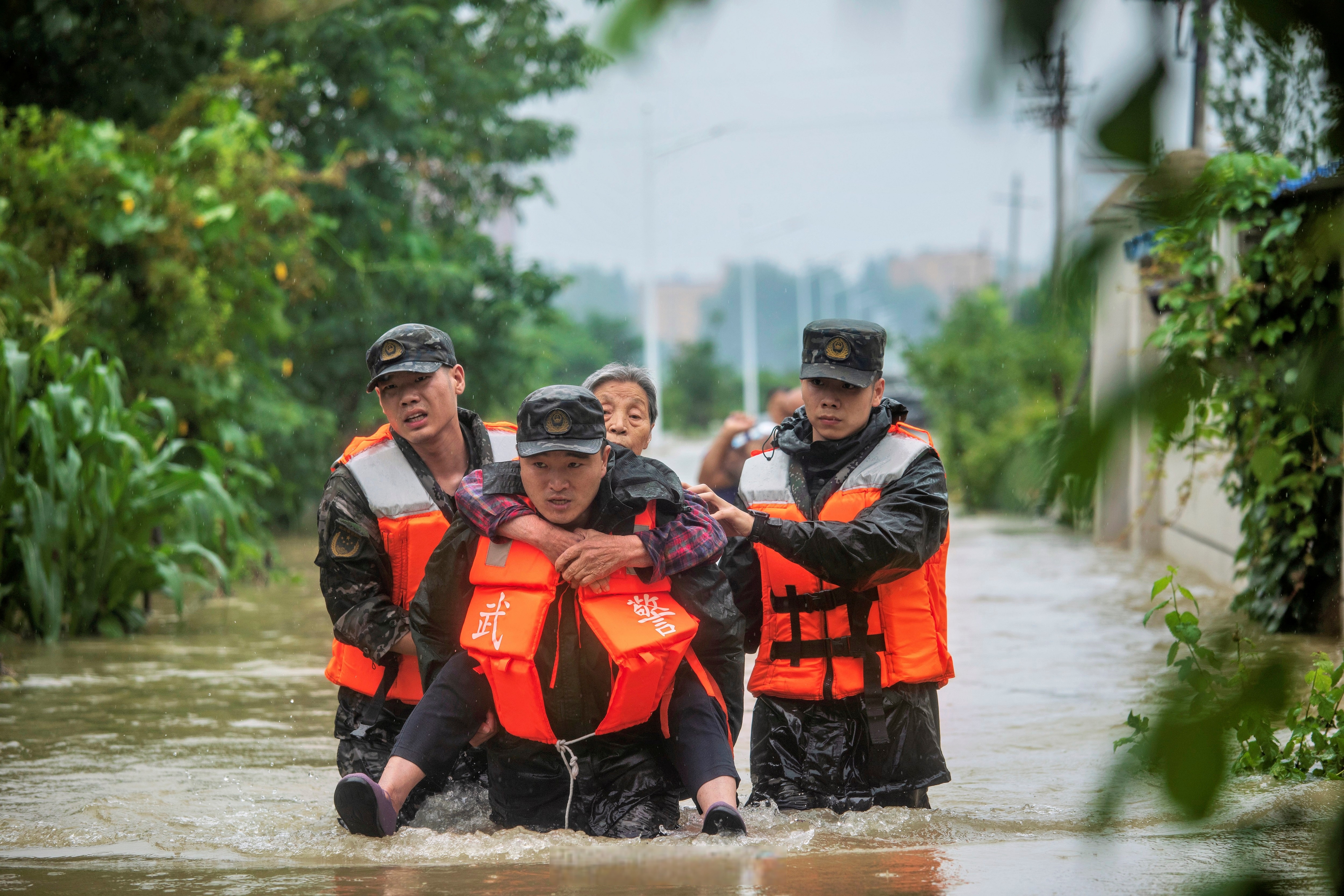 武警河南总队千余名官兵持续投入到抢险救援中 受连续强降雨影响,河南