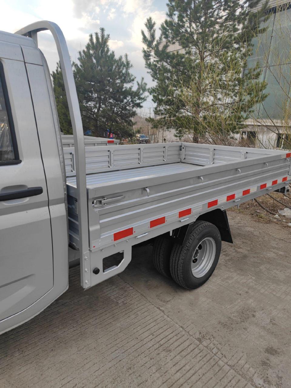 五菱荣光新卡加长版,双排3米后斗. 有纯油车和油气两用车