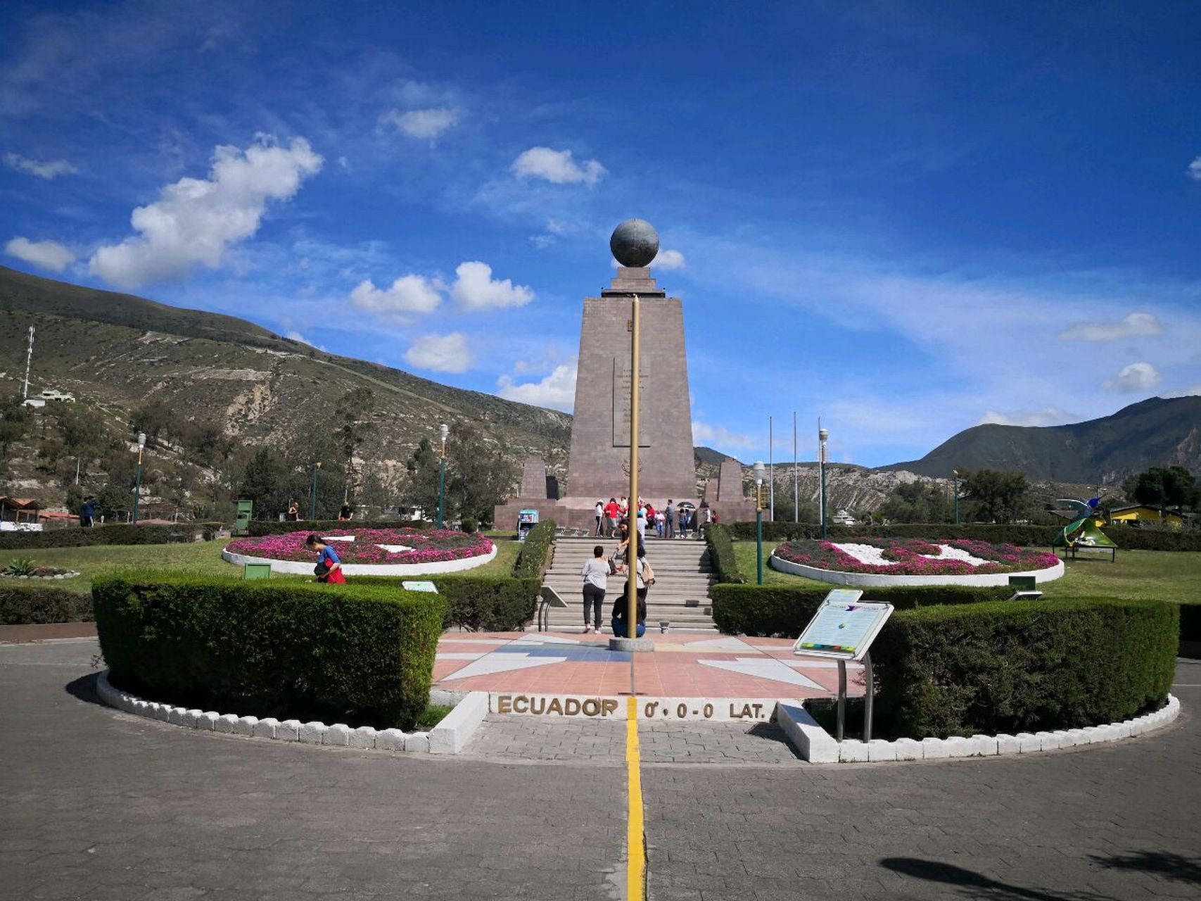(72)——厄瓜多尔 第一座赤道纪念碑坐落在基多东北方的加拉加利镇,为