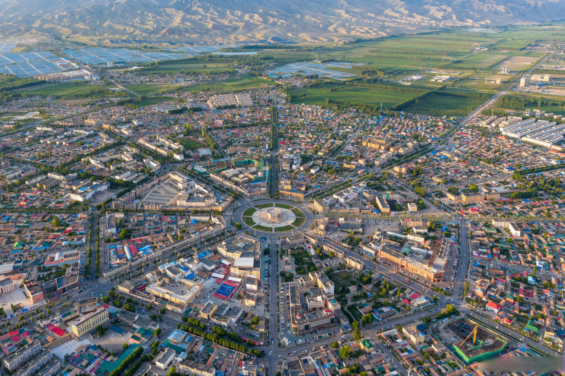 古乌孙国的疆域很大,乌孙人过的是游牧生活,所以他们有两个国都,一个