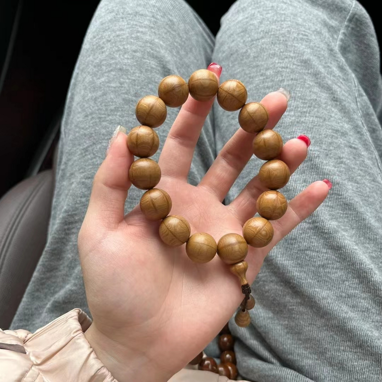 六道木手串包浆图片 六道木也叫降龙木,手感较轻,原色清白,木质坚韧