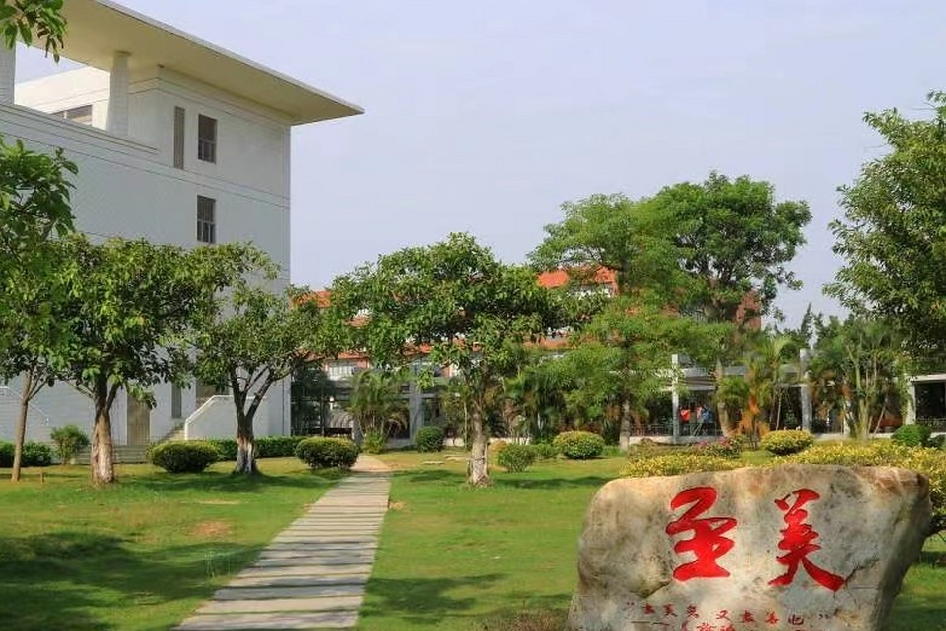 珠海市实验中学是一所具有园林风格和现代气息的美丽校园.