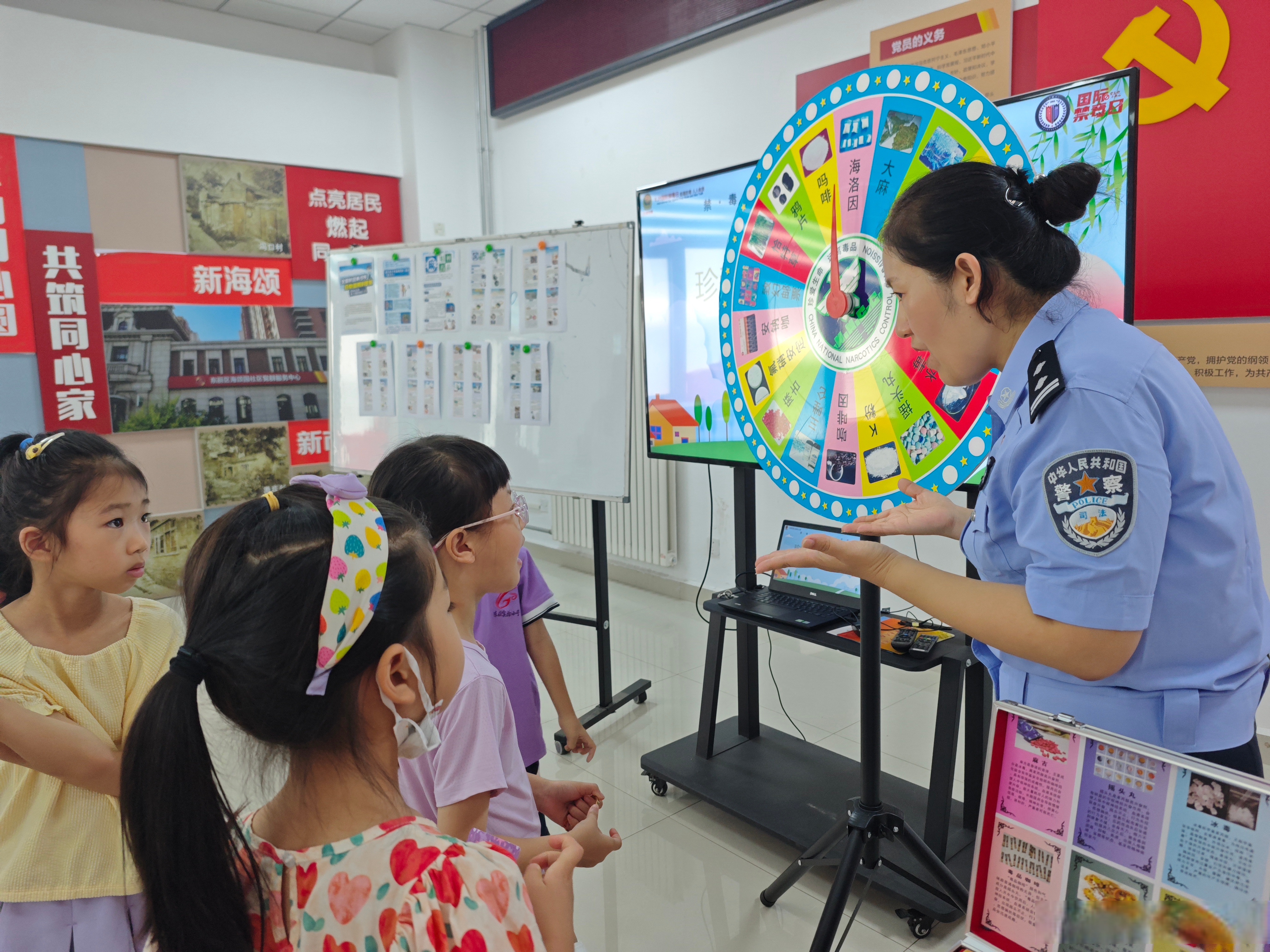 【暑期夏令营 禁毒我先行】近日,天津市东丽区禁毒办联合板桥戒毒所