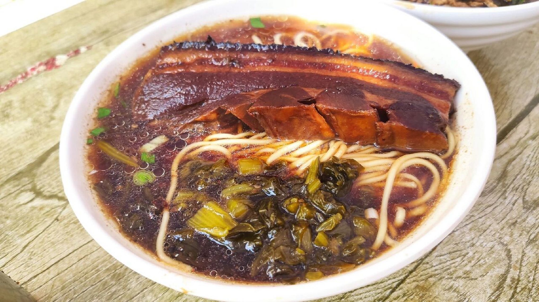 价格还不算太贵,大肉面23一碗.