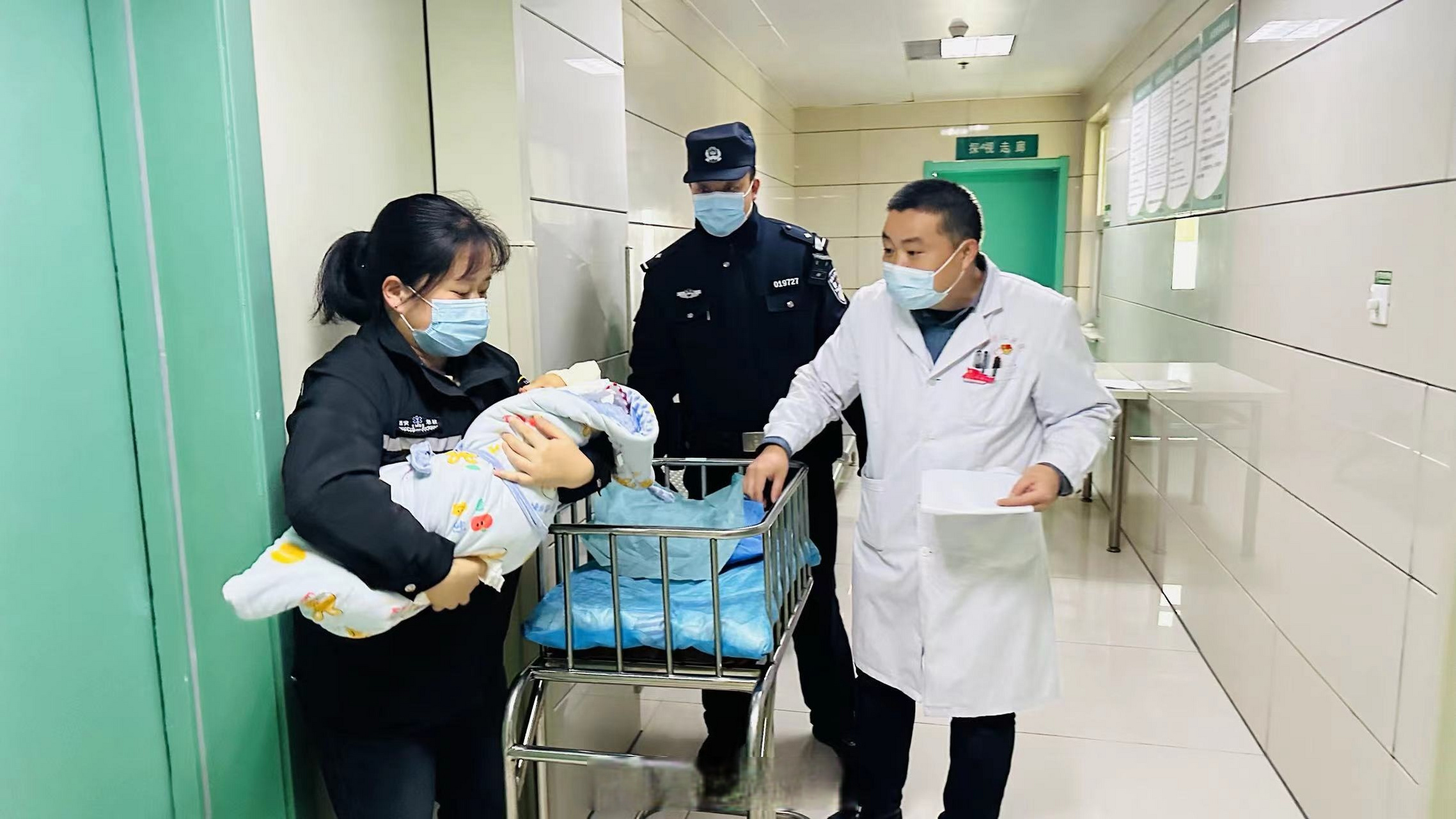 【#西安# 公安鄠邑分局沣京路派出所救助一名弃婴】2023年12月18日13