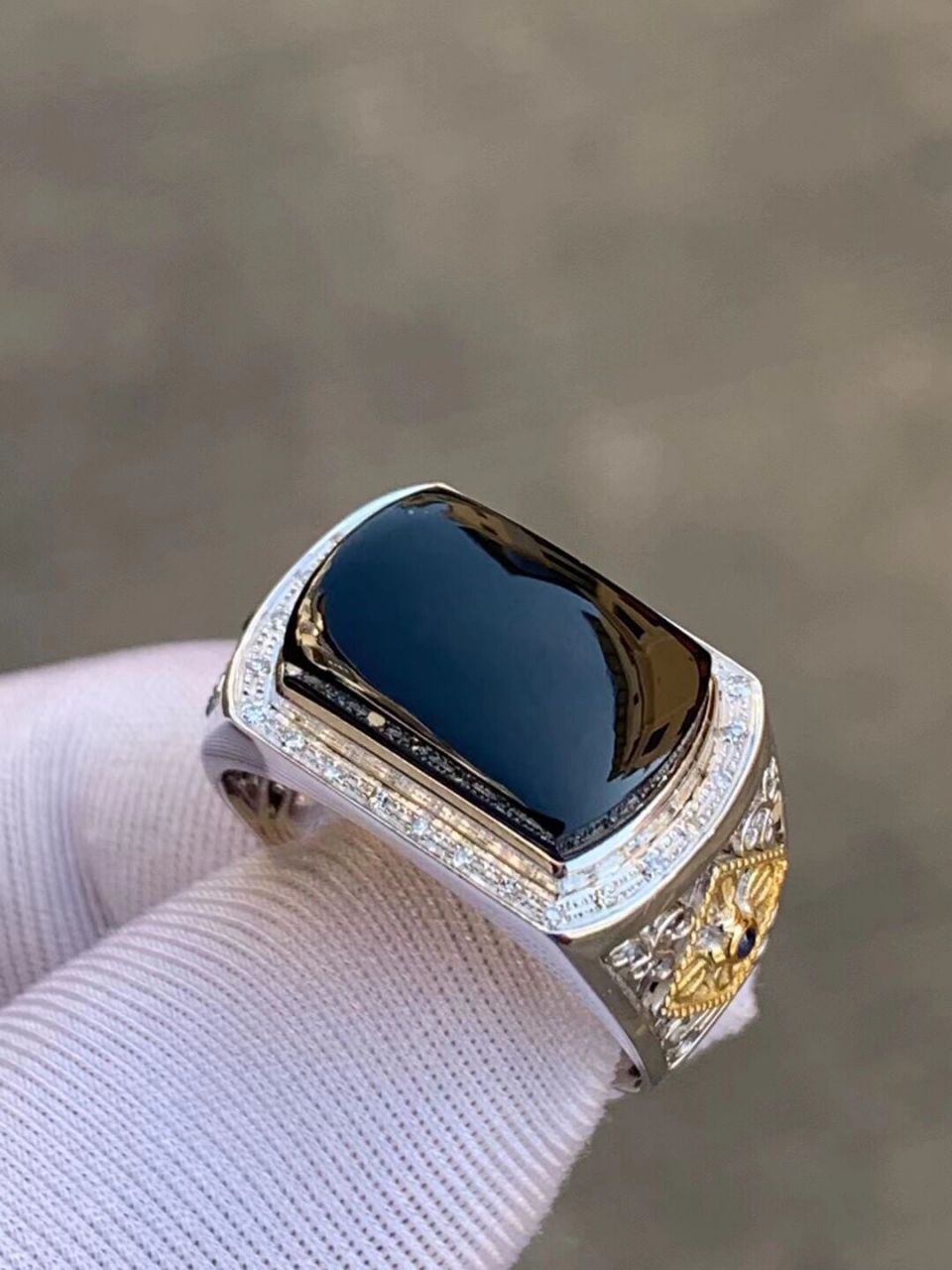 18k白金主体黄金分色镶嵌墨翠男戒,裸石黑度极黑,打灯颜色浓绿.