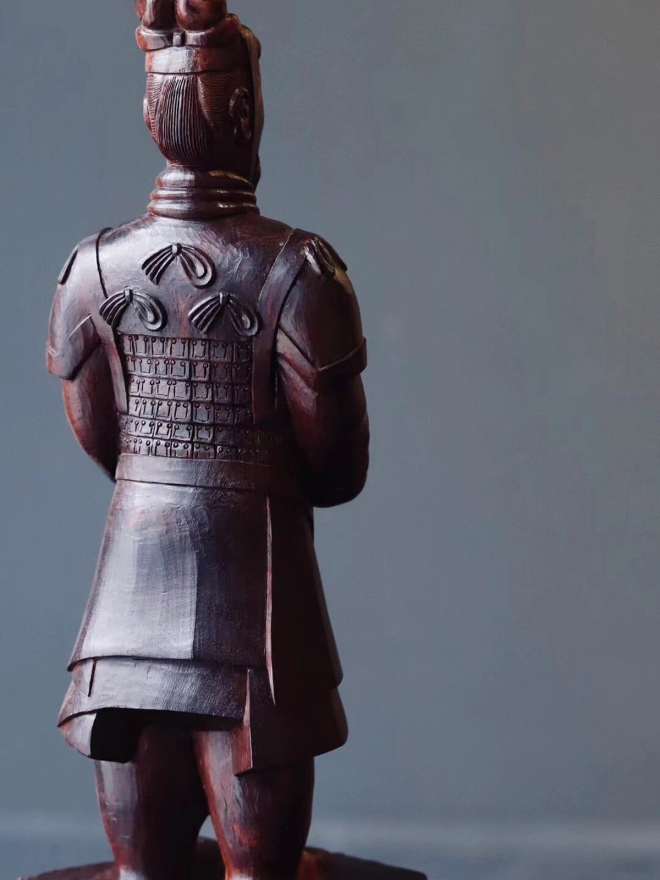 案摆|兵马俑 将军俑头戴像两个犄角一样的冠帽,前额刻有缕缕抬头纹