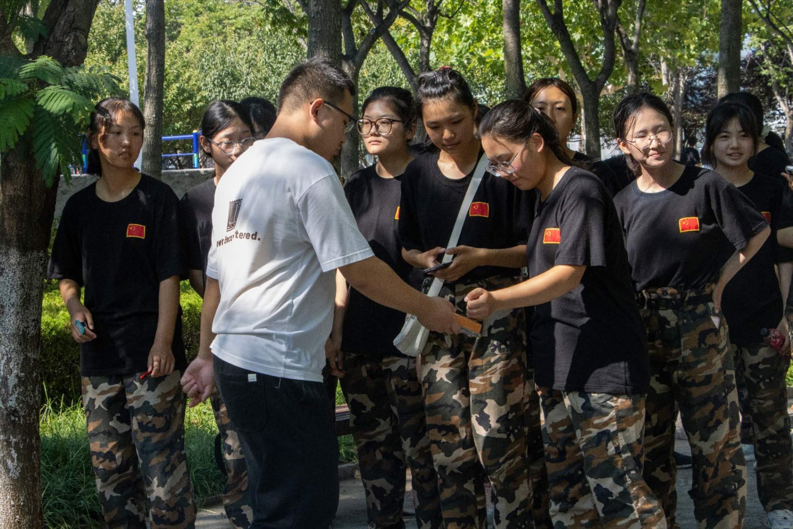 队员们勇往直前,斗志昂扬,决胜关键的简单介绍 队员们勇往直前,斗志昂扬,决胜关键的简单介绍