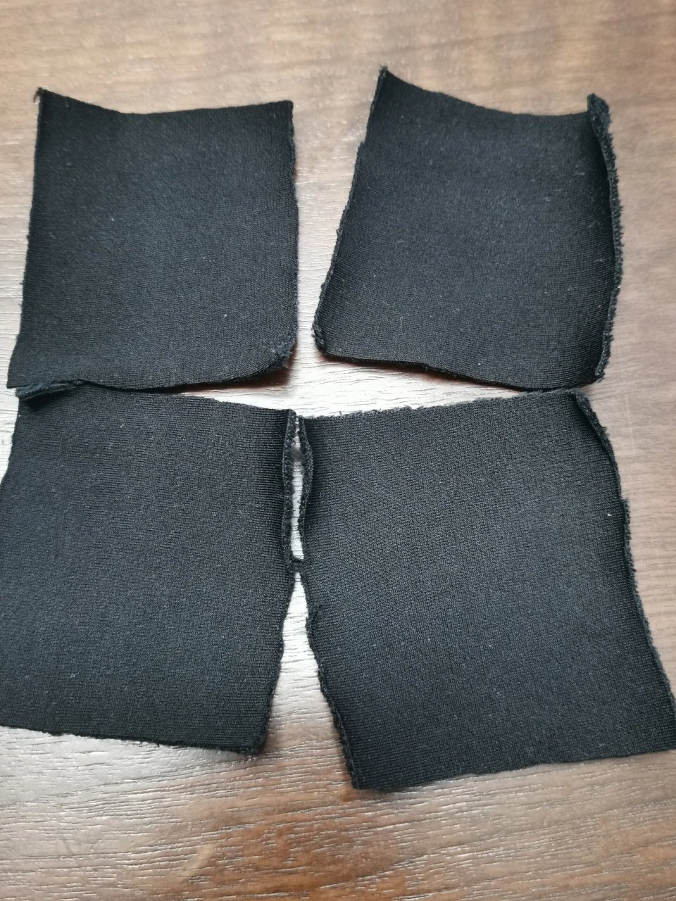 旧衣服改造椅子脚套 之前买的椅子脚垫是毛毡的,需要自己剪裁贴上去