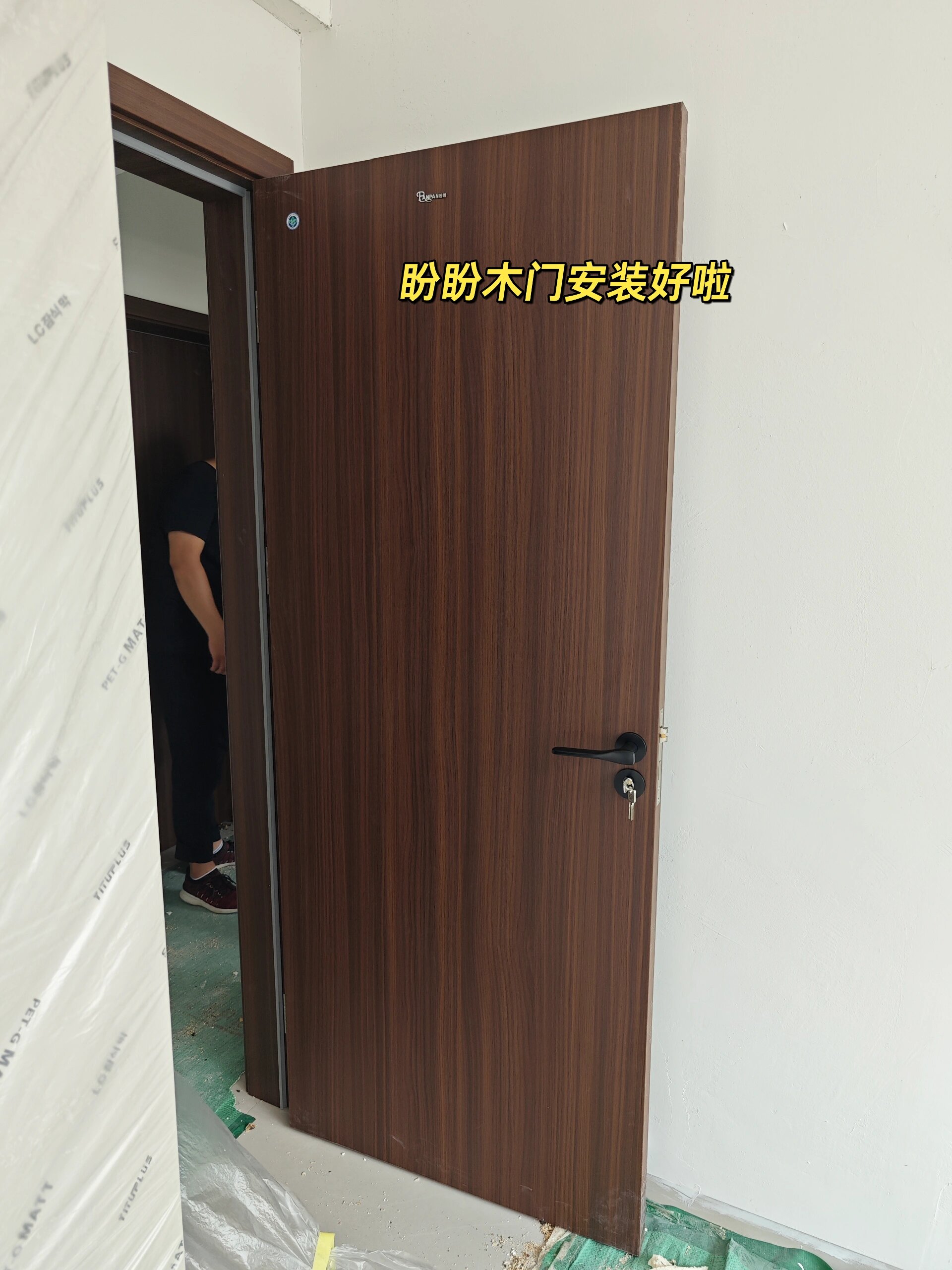 胡桃色木门    纠结了很久,最后定的这个胡桃色,和我们柜体的胡桃色很