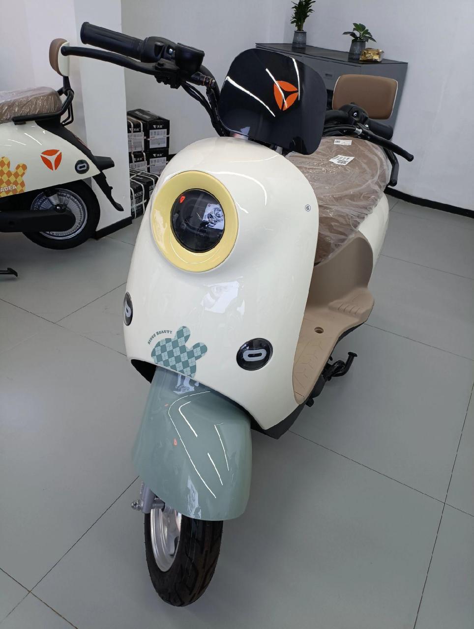 雅迪米欣运动版,动力电机轻松爬坡,装压底盘,防水防泥沙大座桶,收纳