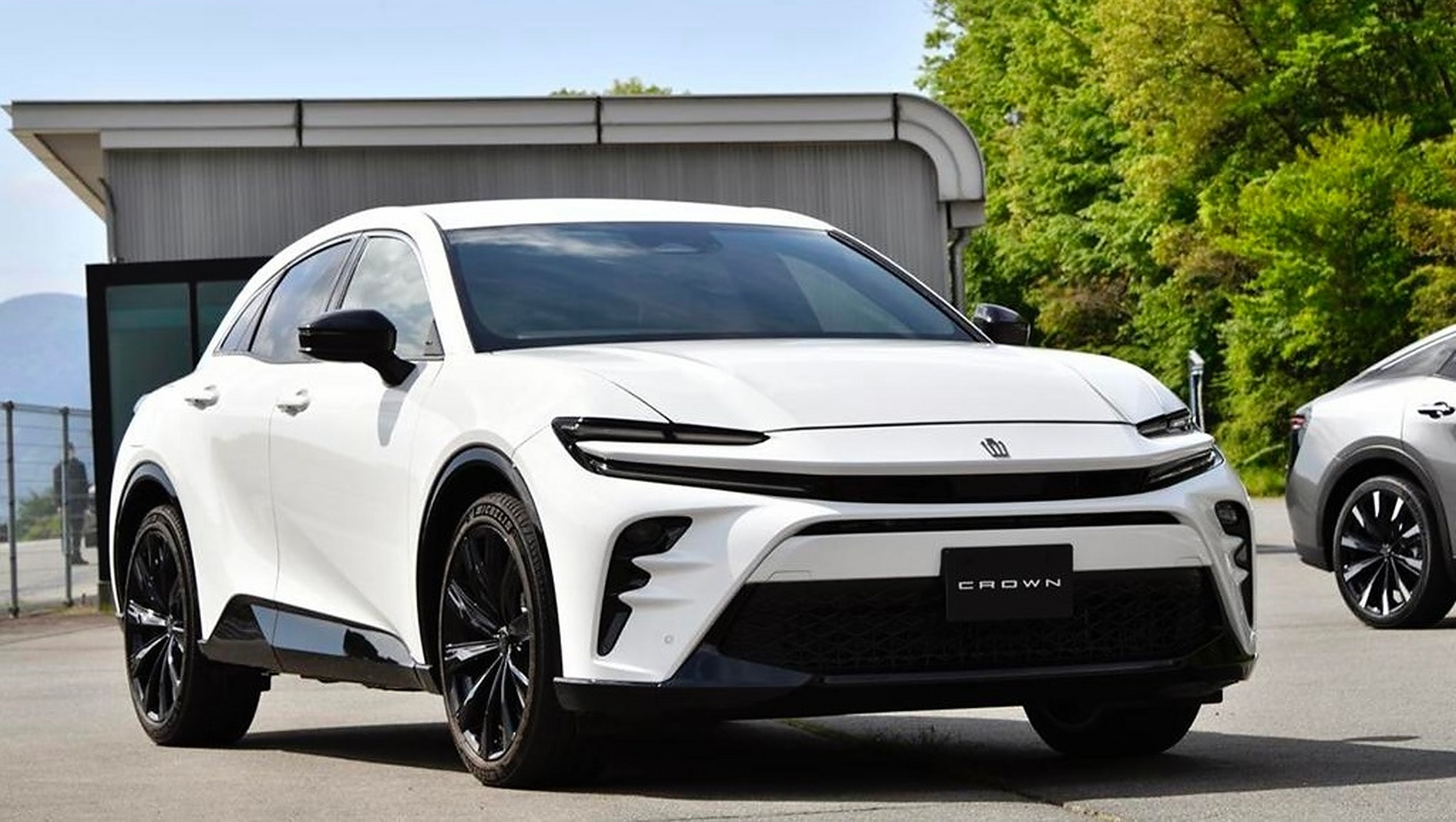 轿跑式造型,全新丰田皇冠sport实车首发  外观方面,新车采用了非常