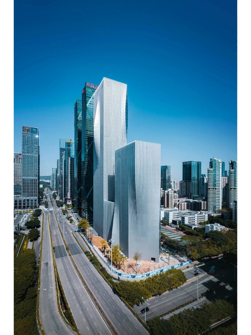 深圳能源大厦,"折纸"——big作品 深圳能源大厦坐落于深圳市中心区