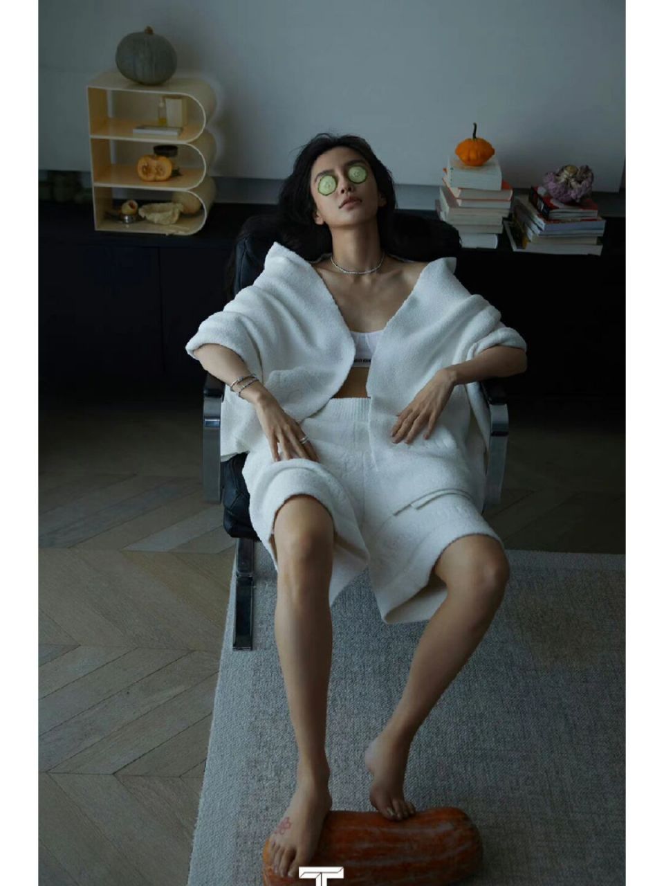 有网友审判杨颖脚趾甲太长 啊这……应该是做了美甲97#杂志封面