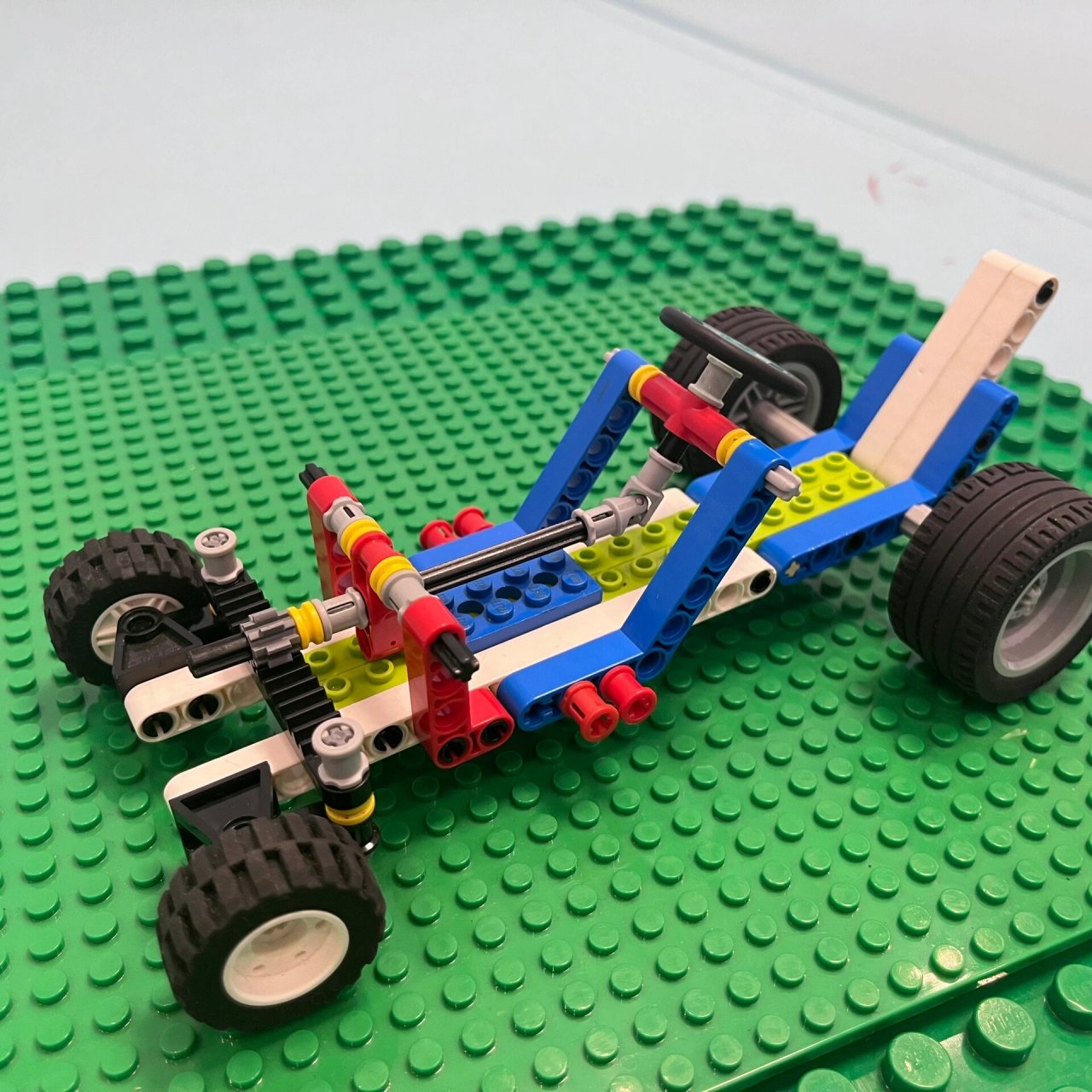 9686乐高《转弯小车》 课  题:转弯小车 关键词:齿条传动,万向节 1.