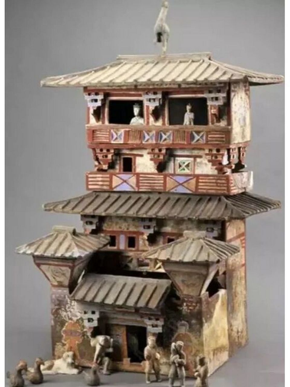 另外,汉代陶楼在层数上的夸张是汉代升仙信仰的体现.