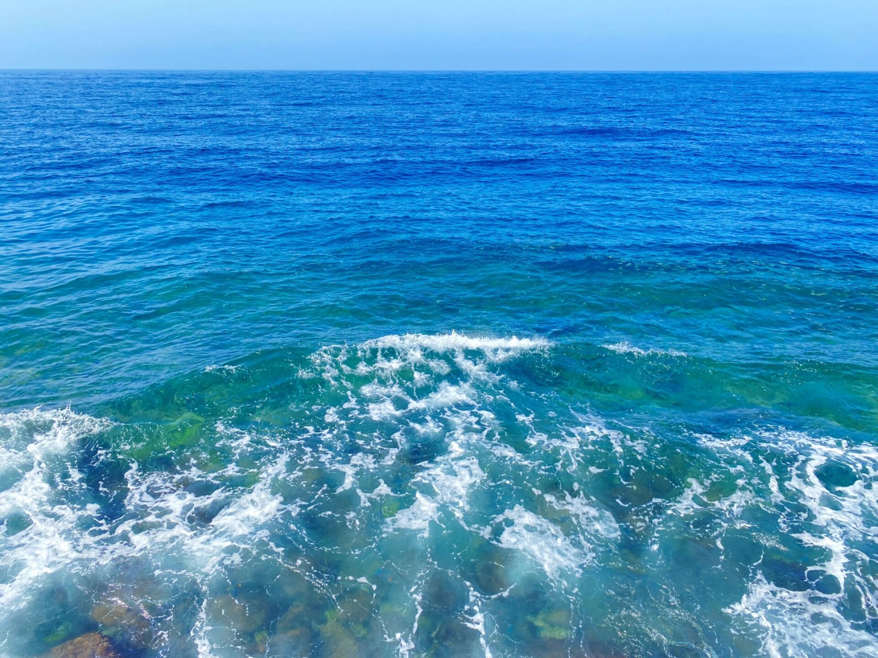 吉达的海是真好看 又蓝又绿 水还特别清澈 看见大海就走不动道