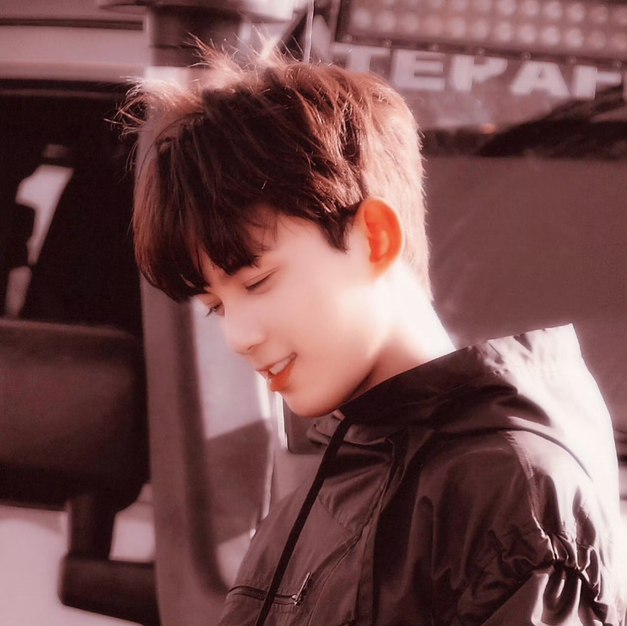 吴磊被熊抱了#好帅,清澈的眼神和治愈的笑容,果然优秀的人哪里都会