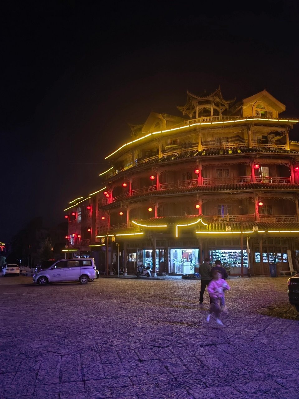 贵州小镇你知道多少 贵州关岭县永宁镇,小镇安静的坐落在山脚下,你还