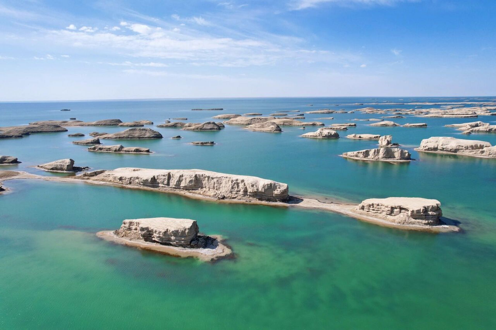 乌素特水上雅丹 #青海旅行# #环游大西北# #西北大环线# 这里位置比较