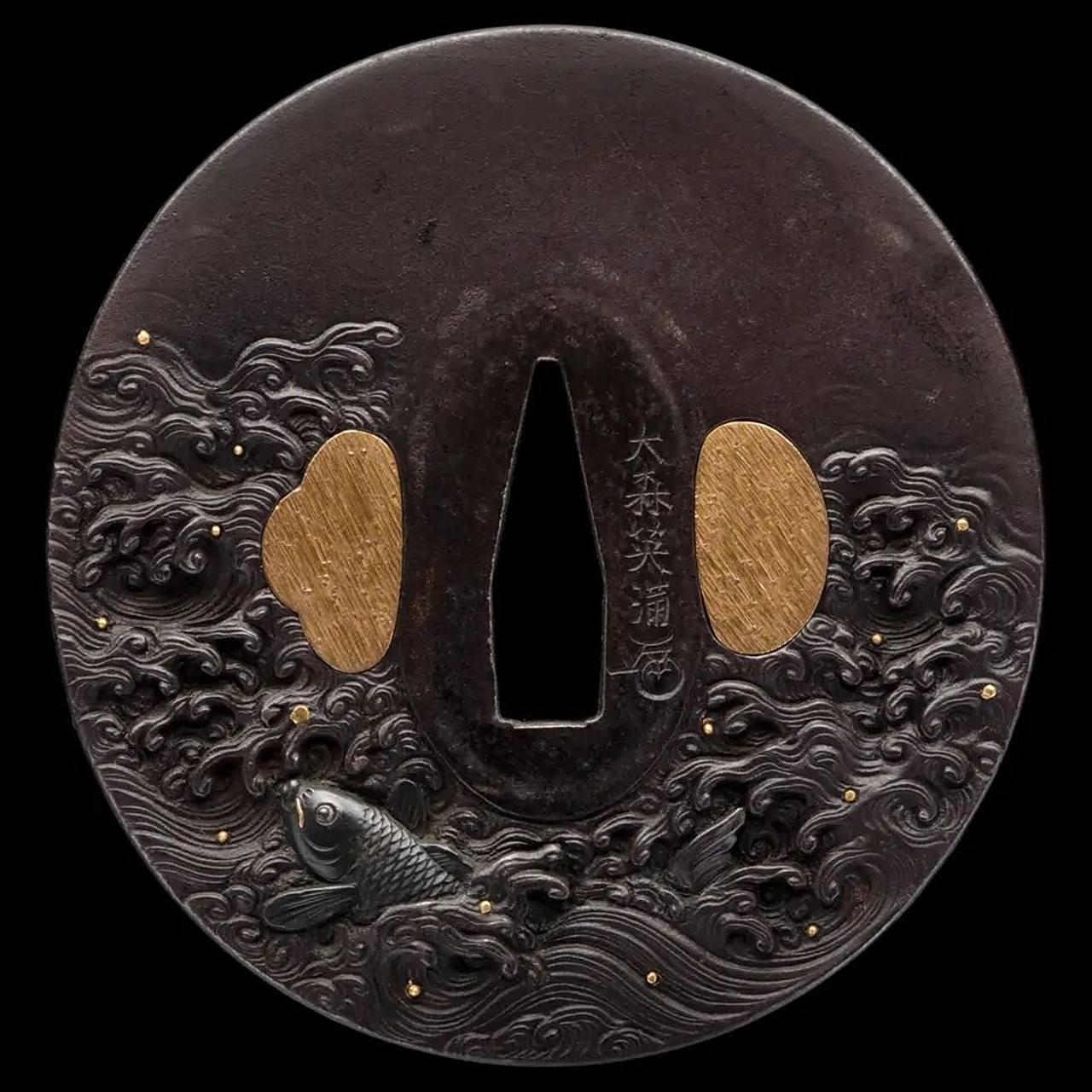 方寸即世界———日本刀镡 "镡"(或称锷,即现代所通称的护手或剑格)是