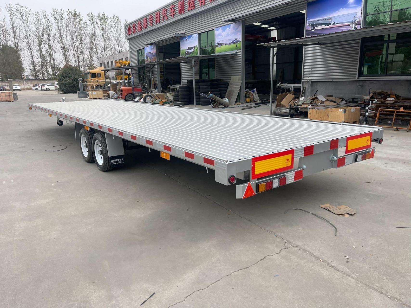 鑫泰中置轴挂车新品上市,整车长10.55米,宽2.55米,高0.83米.
