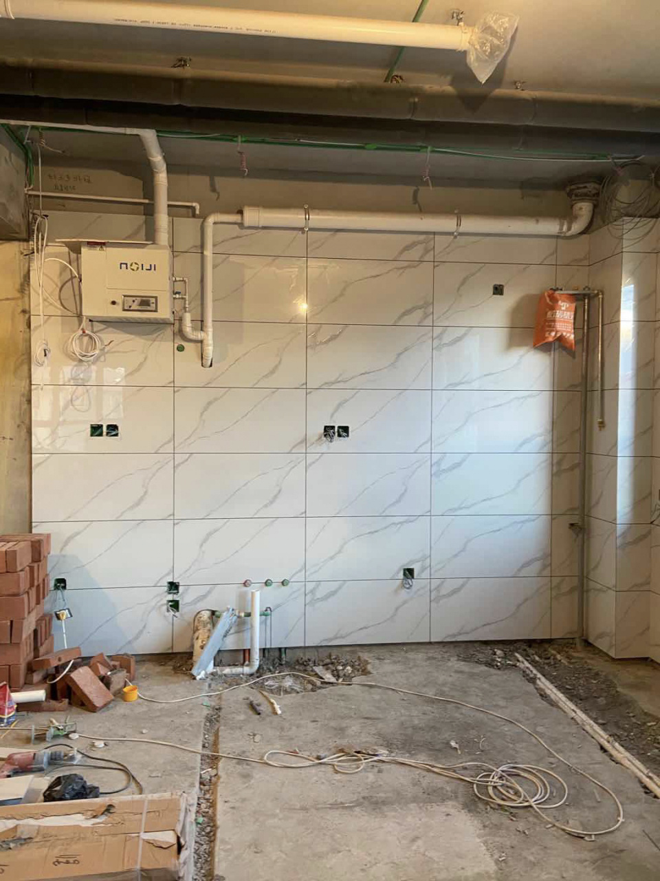 家里整体风格是现代简约风格,想要一个干净的厨房,瓷砖选择白色,鱼肚