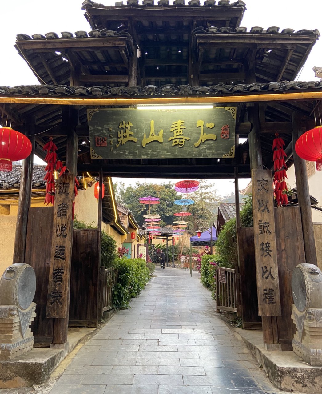 巴马·仁寿山庄 吃喝玩乐看表演样样全 到了山庄门口 就有瑶族小哥