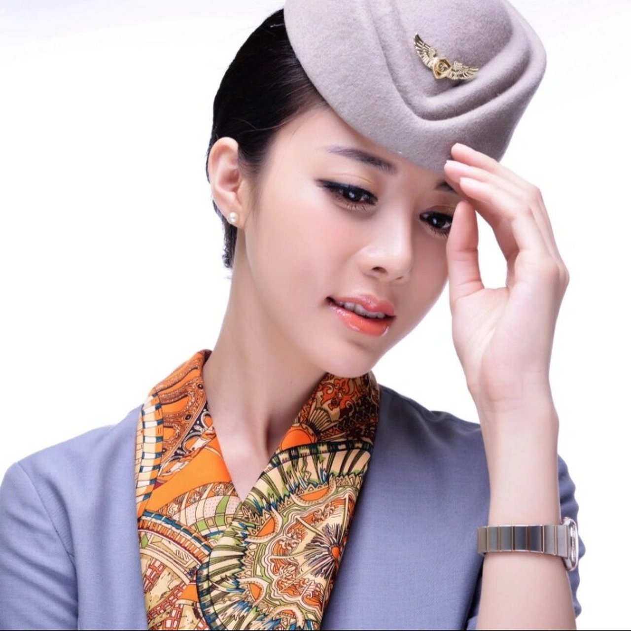 青岛航空制服 青岛航空的制服以海军蓝为主色调,配以沙滩金的丝巾和