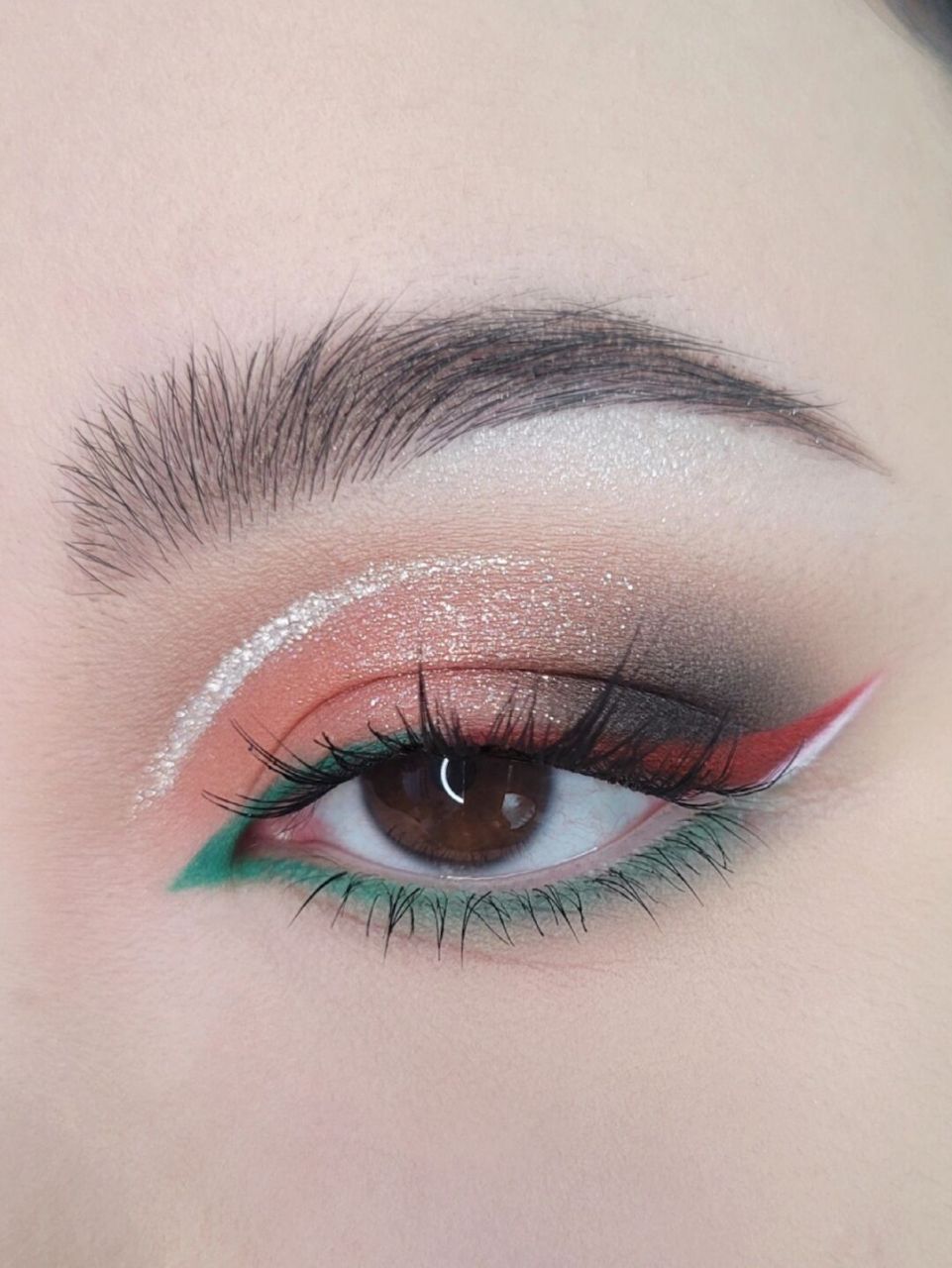 肯定要来个最经典的红绿配 用了截断眼妆的形式配彩色眼线,日常放大